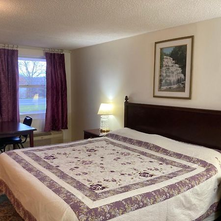 Golden Knight Inn And Suites Rock Stream Esterno foto