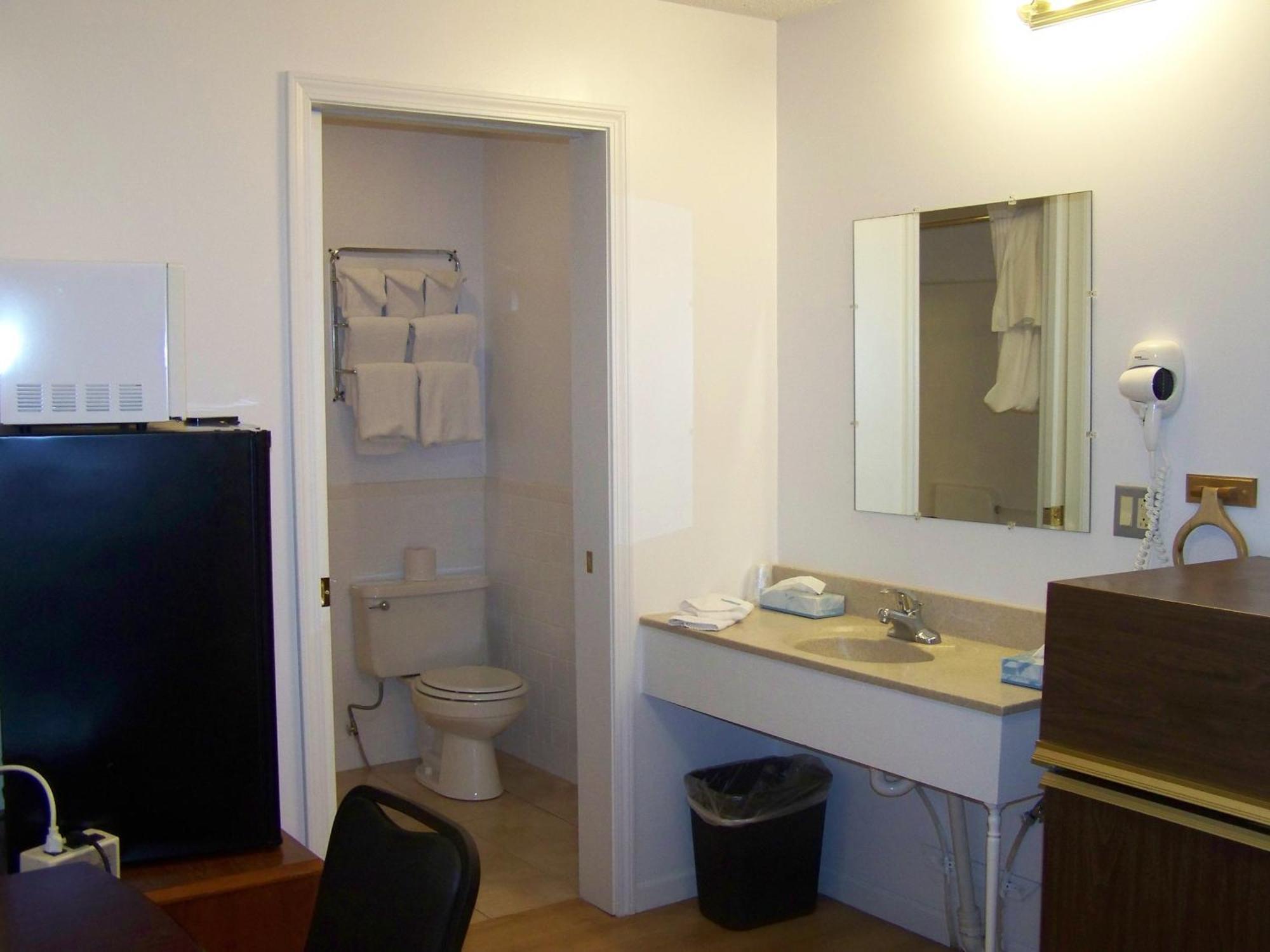 Golden Knight Inn And Suites Rock Stream Esterno foto