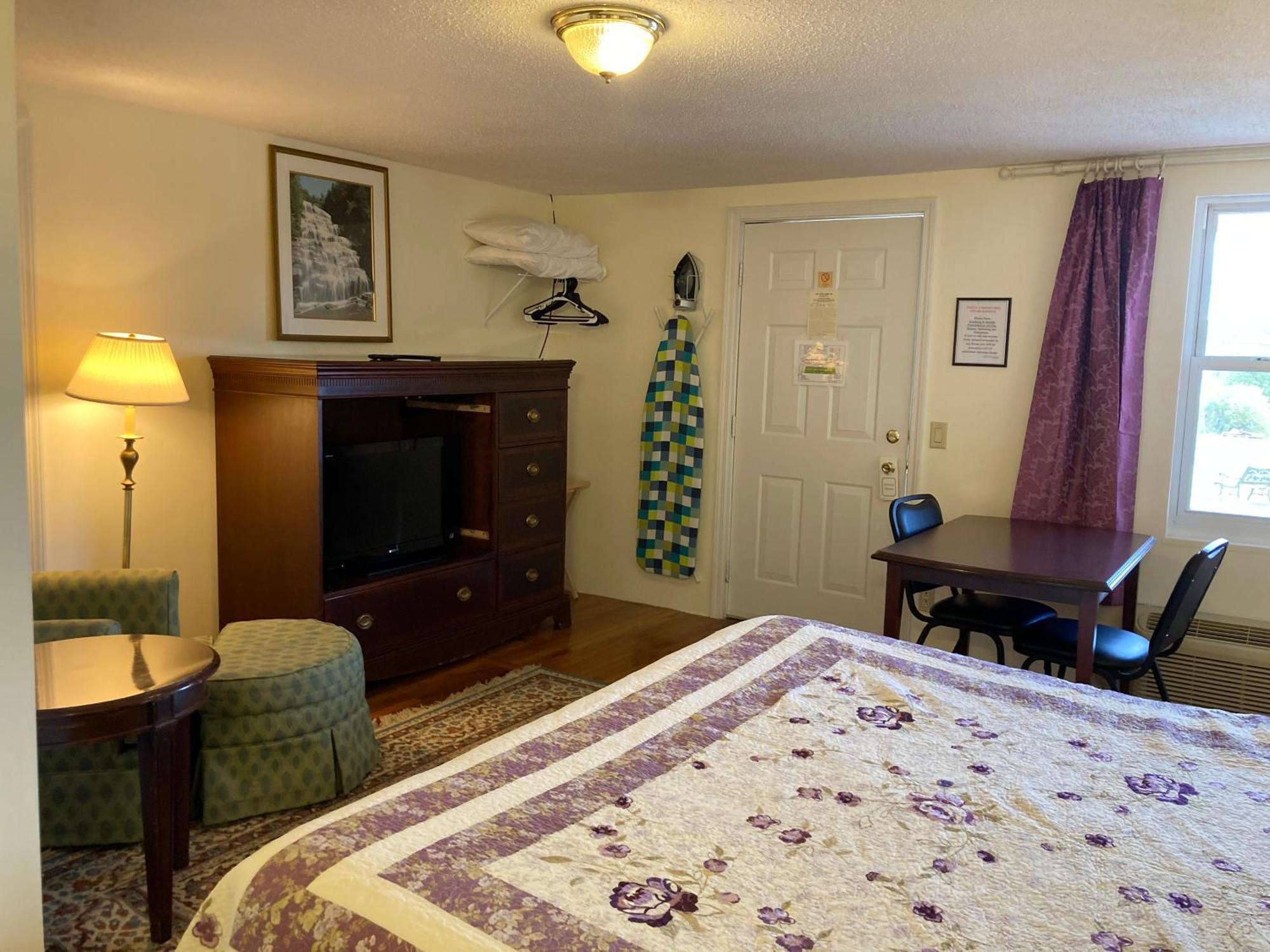 Golden Knight Inn And Suites Rock Stream Esterno foto