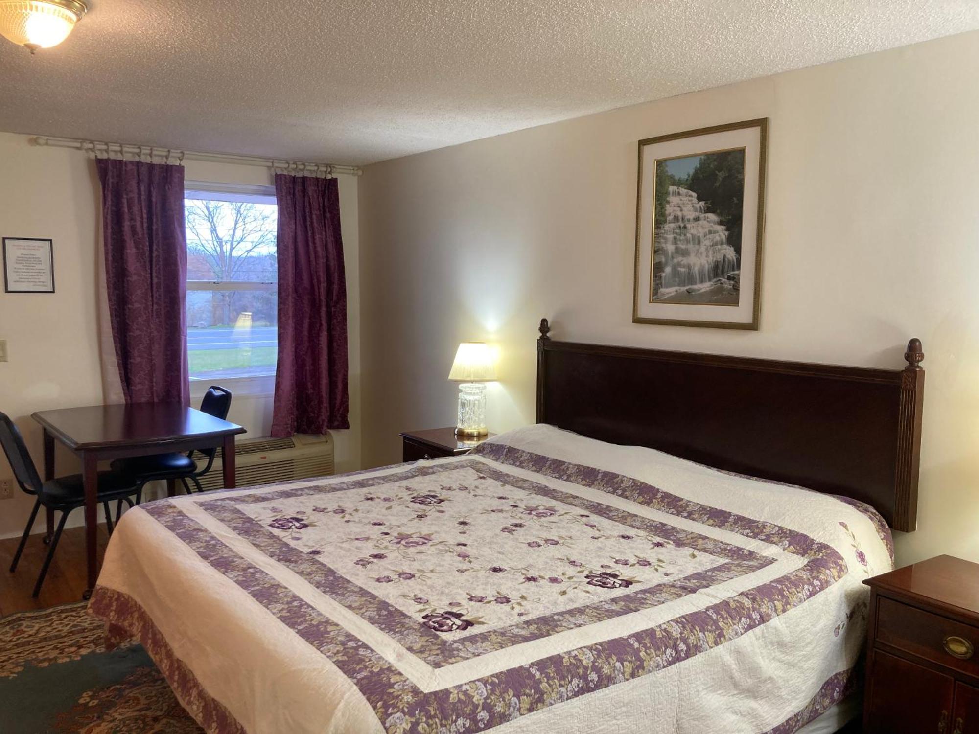Golden Knight Inn And Suites Rock Stream Esterno foto