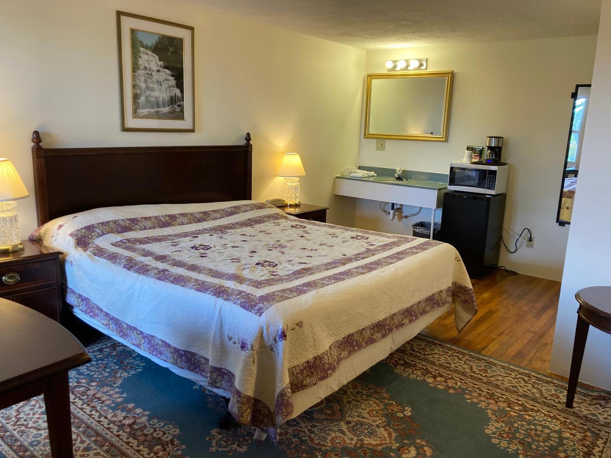 Golden Knight Inn And Suites Rock Stream Esterno foto