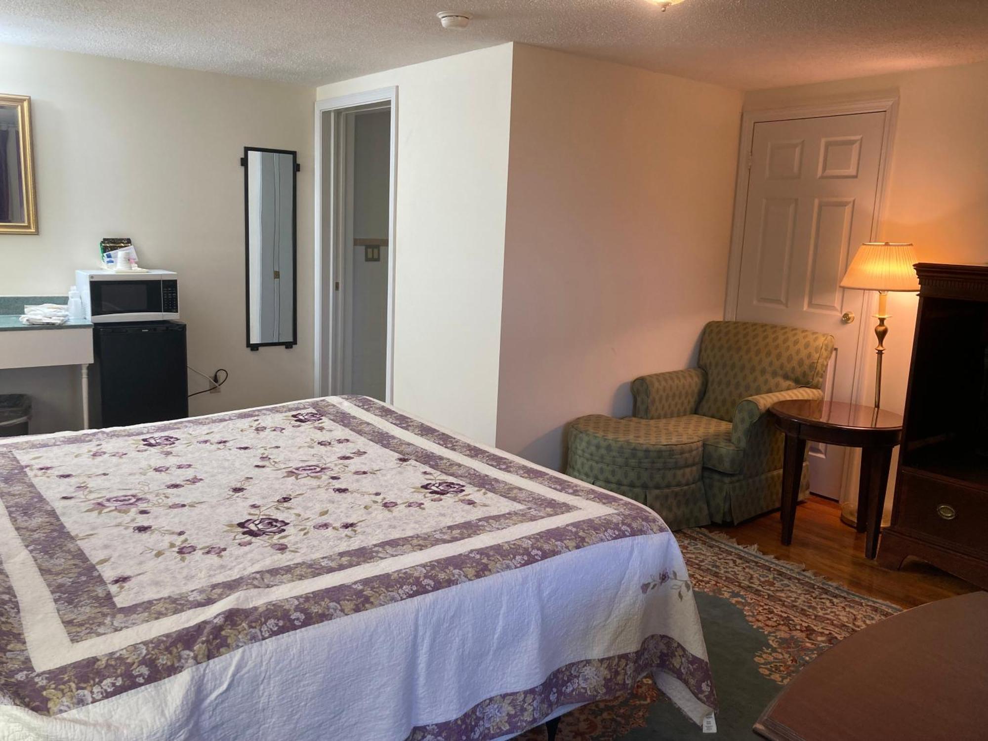 Golden Knight Inn And Suites Rock Stream Esterno foto