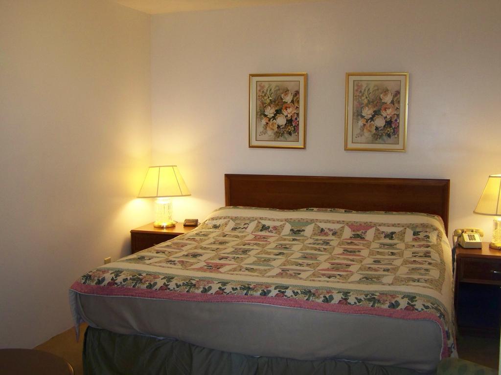 Golden Knight Inn And Suites Rock Stream Camera foto