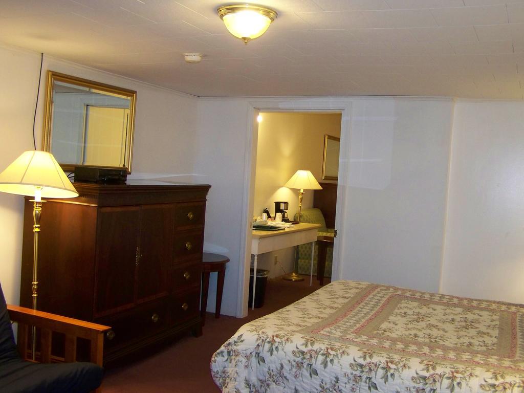 Golden Knight Inn And Suites Rock Stream Esterno foto