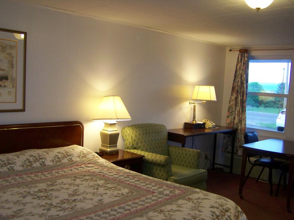 Golden Knight Inn And Suites Rock Stream Esterno foto