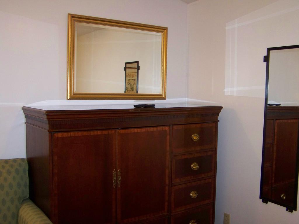 Golden Knight Inn And Suites Rock Stream Esterno foto