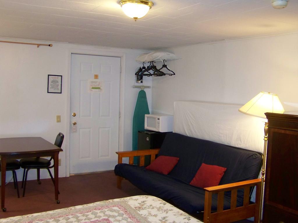 Golden Knight Inn And Suites Rock Stream Esterno foto