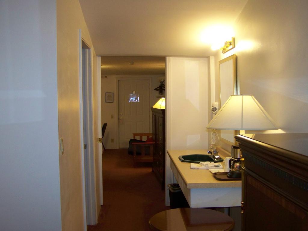 Golden Knight Inn And Suites Rock Stream Esterno foto