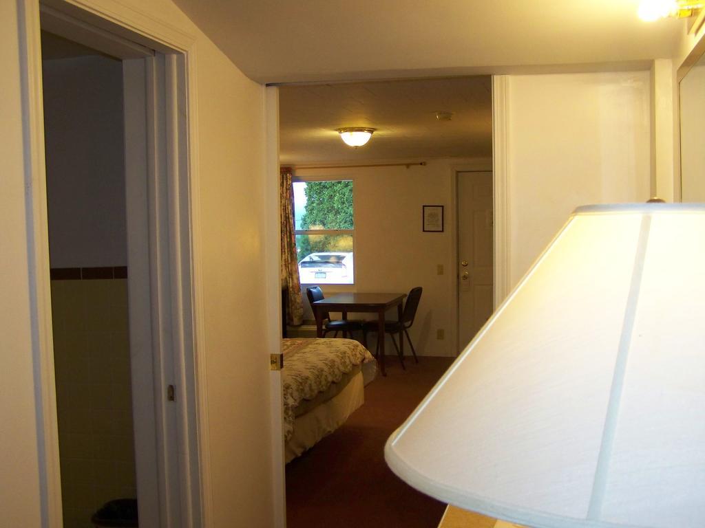 Golden Knight Inn And Suites Rock Stream Esterno foto