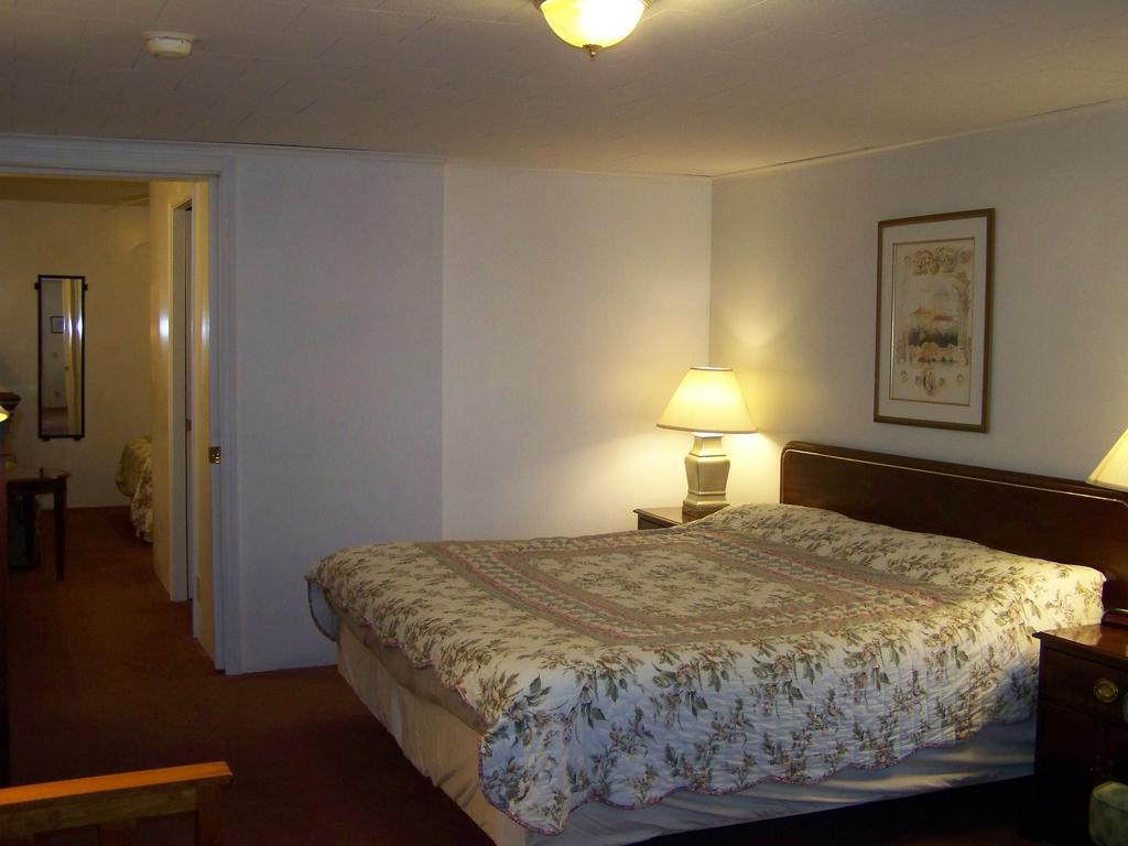 Golden Knight Inn And Suites Rock Stream Esterno foto