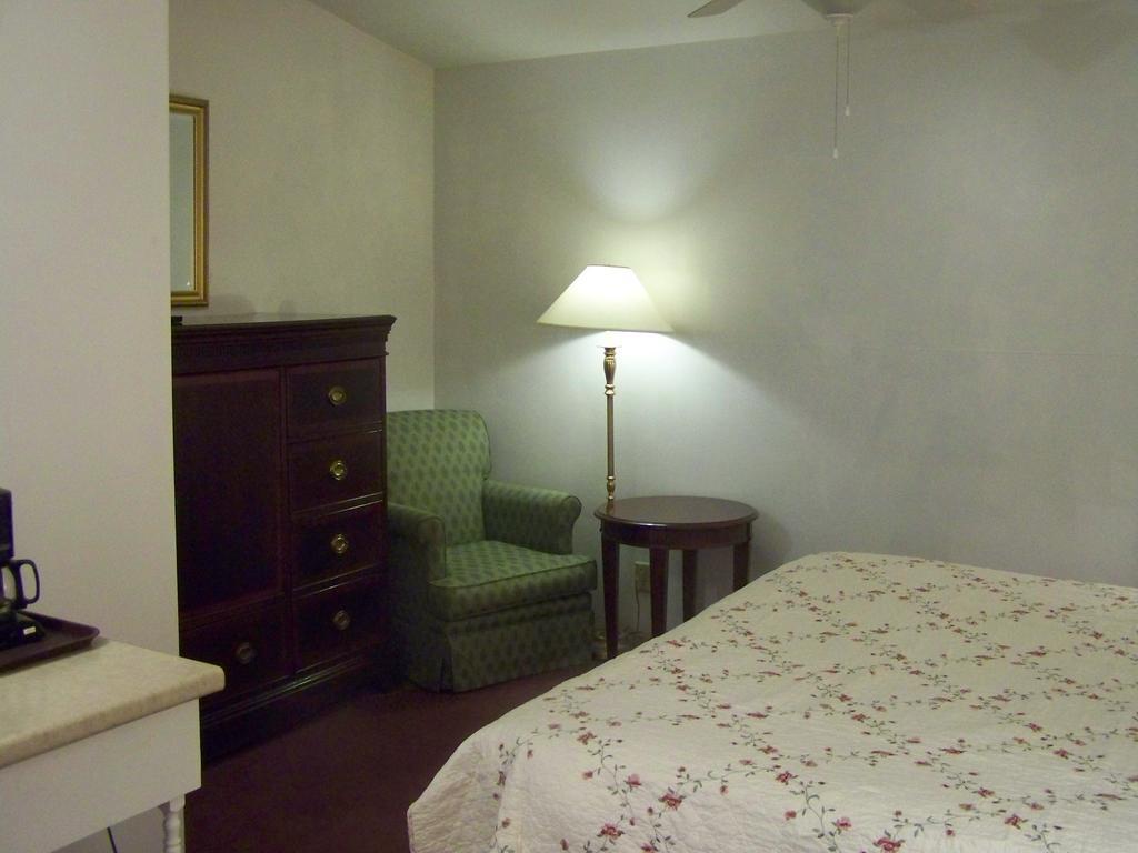 Golden Knight Inn And Suites Rock Stream Esterno foto