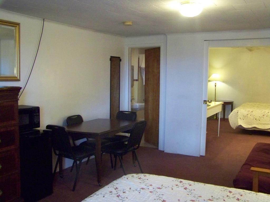 Golden Knight Inn And Suites Rock Stream Esterno foto