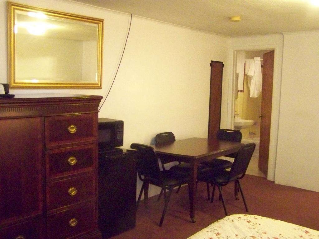 Golden Knight Inn And Suites Rock Stream Esterno foto