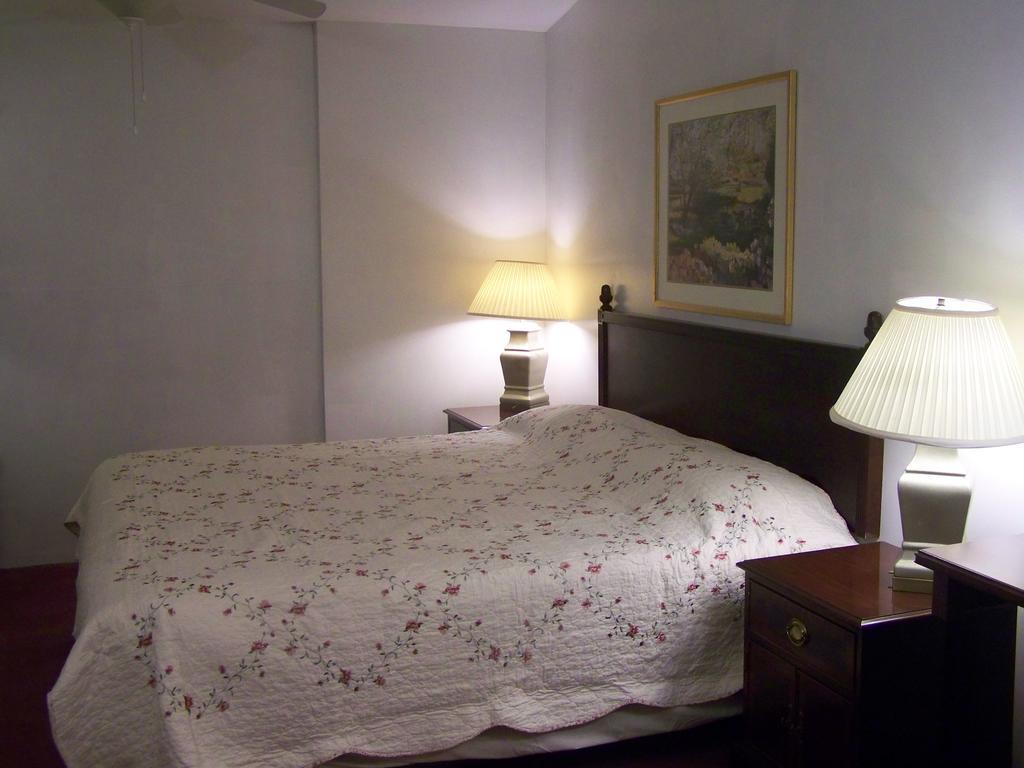 Golden Knight Inn And Suites Rock Stream Esterno foto