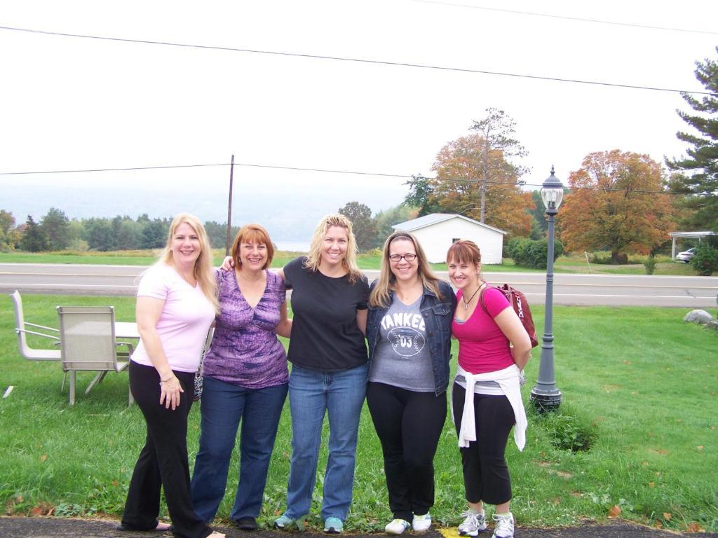 Golden Knight Inn And Suites Rock Stream Esterno foto