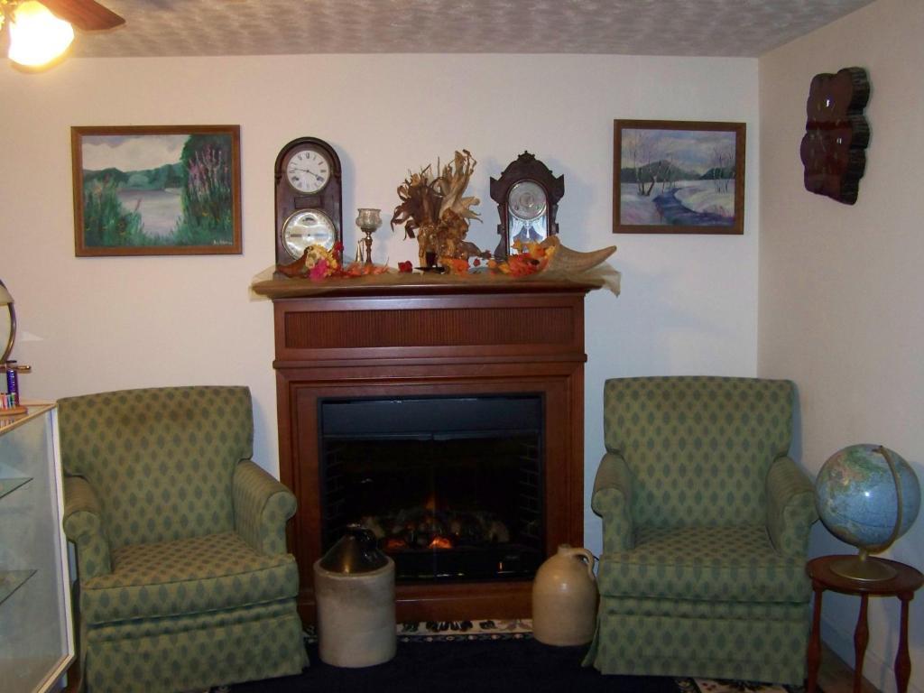Golden Knight Inn And Suites Rock Stream Esterno foto