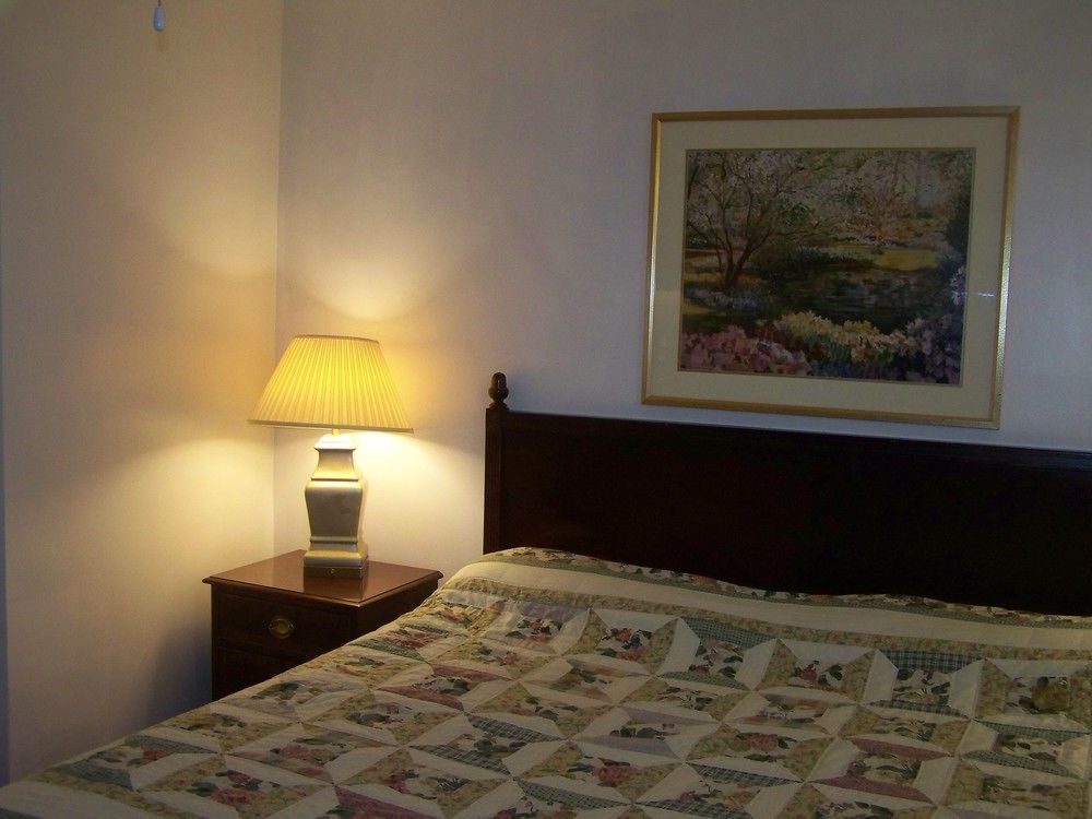 Golden Knight Inn And Suites Rock Stream Esterno foto