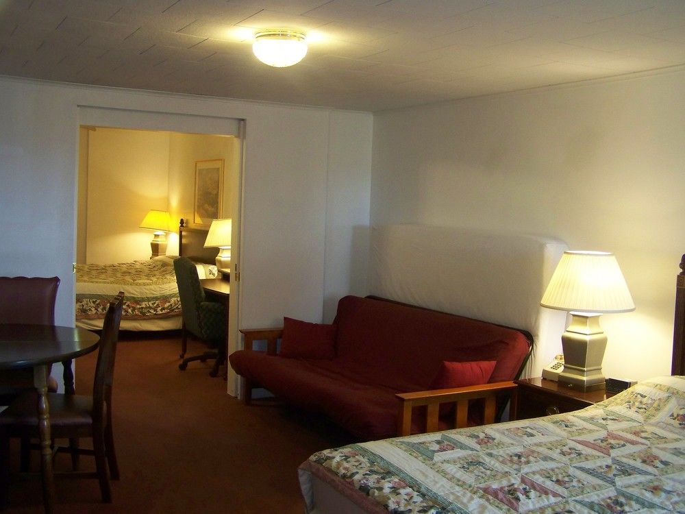 Golden Knight Inn And Suites Rock Stream Esterno foto
