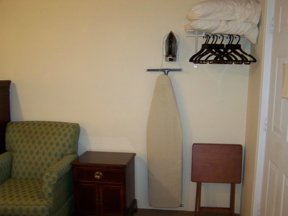 Golden Knight Inn And Suites Rock Stream Esterno foto