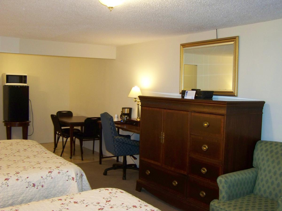Golden Knight Inn And Suites Rock Stream Esterno foto