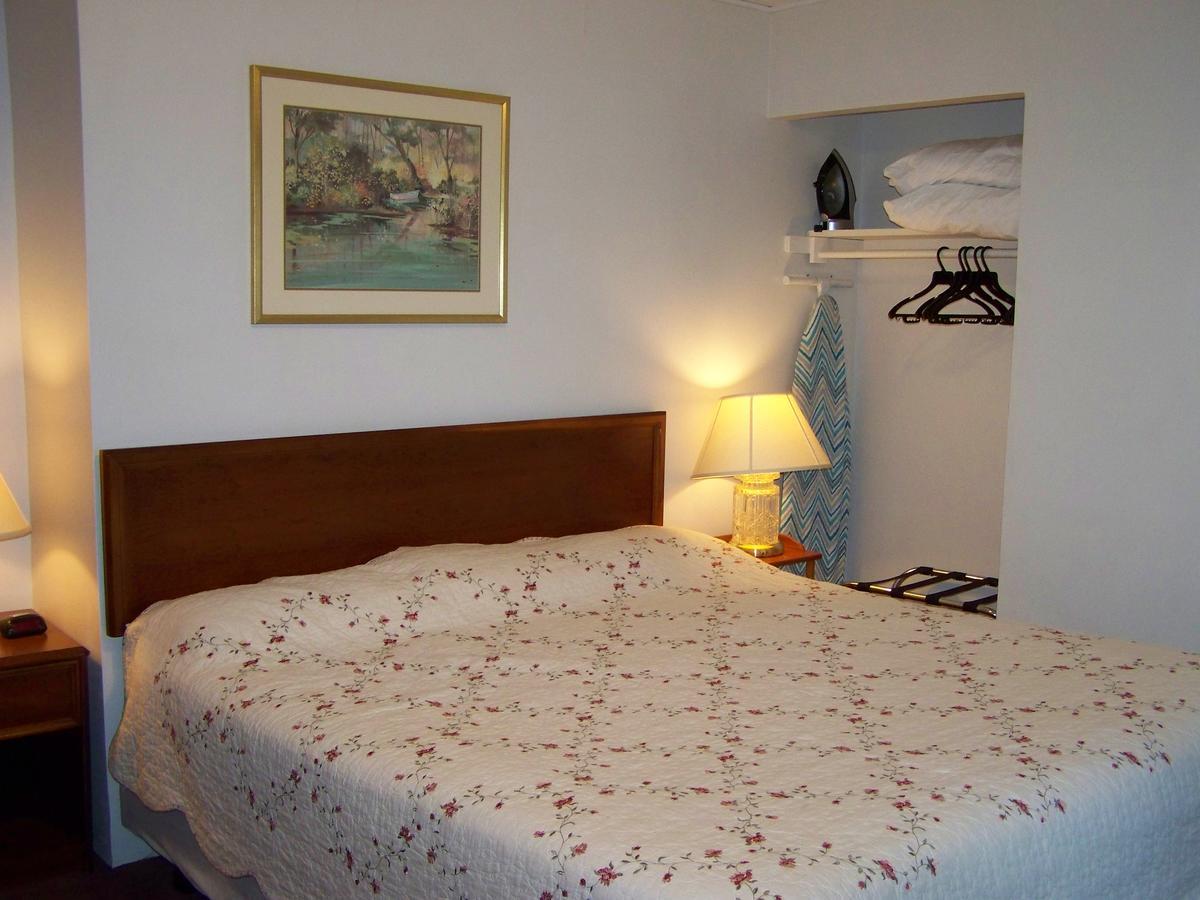 Golden Knight Inn And Suites Rock Stream Esterno foto