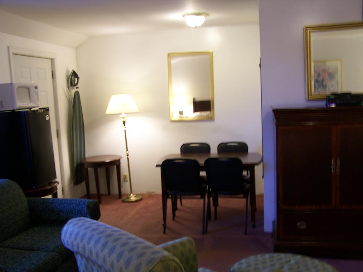 Golden Knight Inn And Suites Rock Stream Esterno foto
