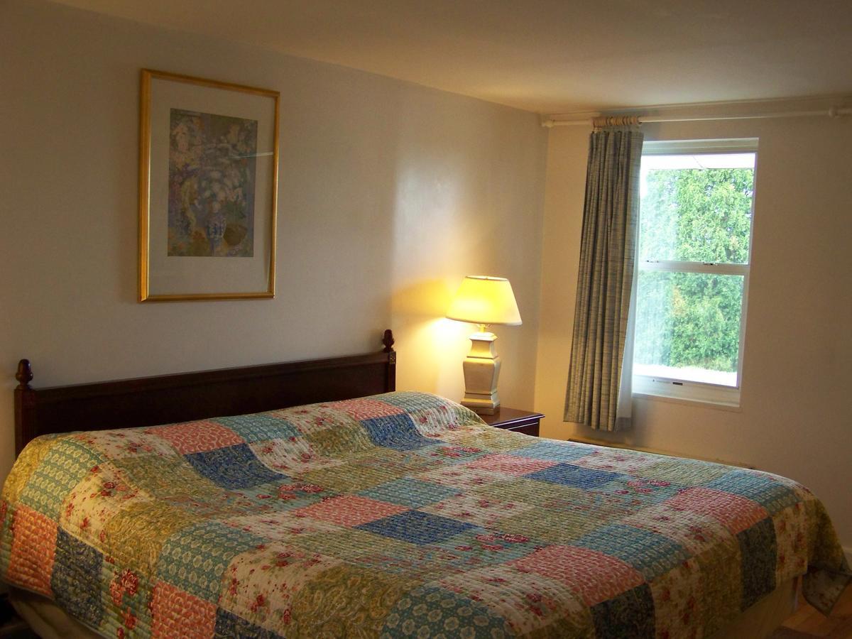 Golden Knight Inn And Suites Rock Stream Esterno foto