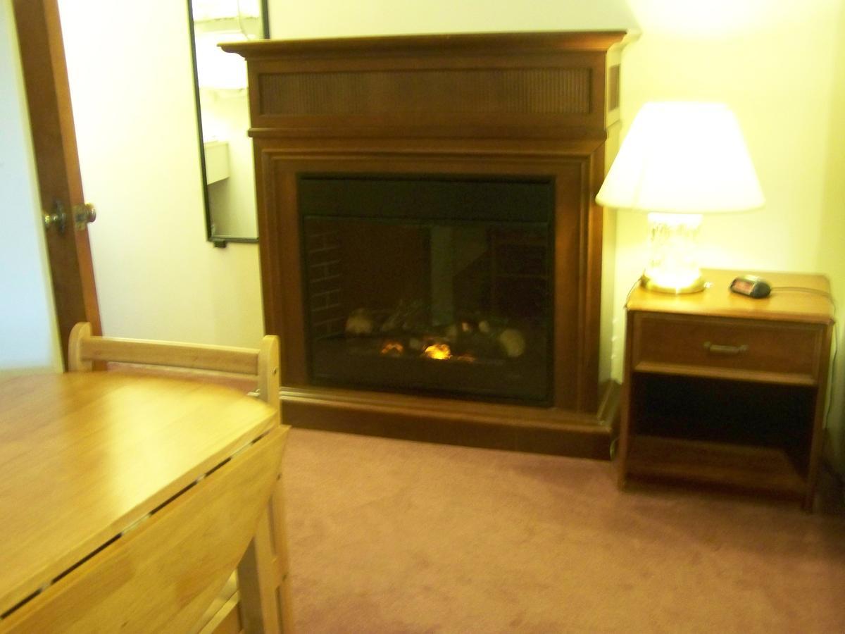 Golden Knight Inn And Suites Rock Stream Esterno foto