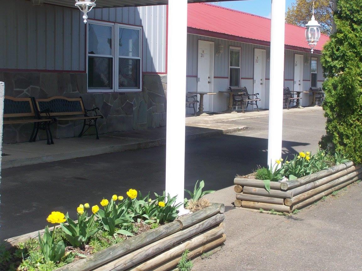 Golden Knight Inn And Suites Rock Stream Esterno foto