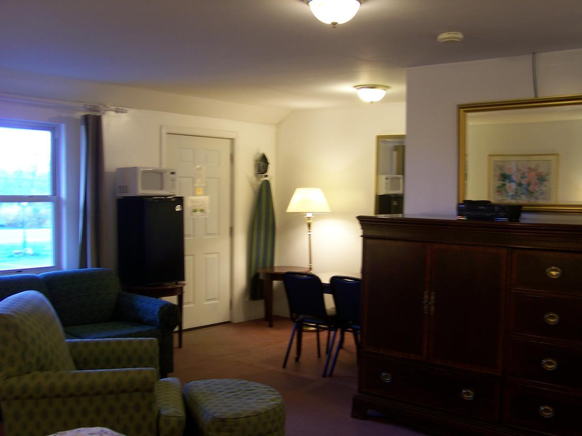 Golden Knight Inn And Suites Rock Stream Esterno foto