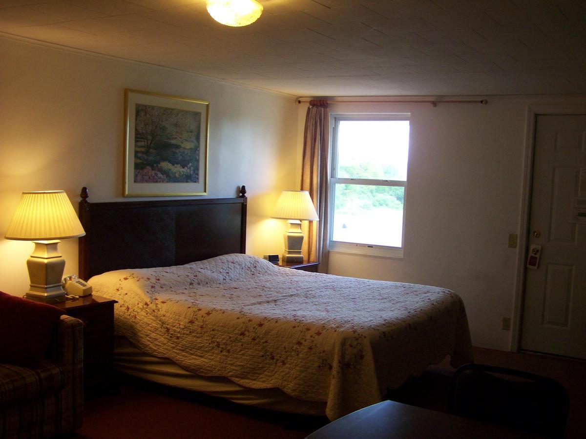 Golden Knight Inn And Suites Rock Stream Esterno foto