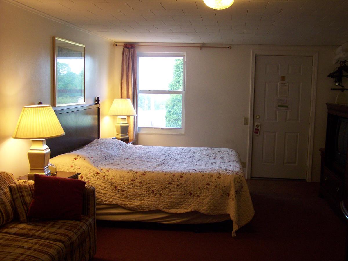Golden Knight Inn And Suites Rock Stream Esterno foto