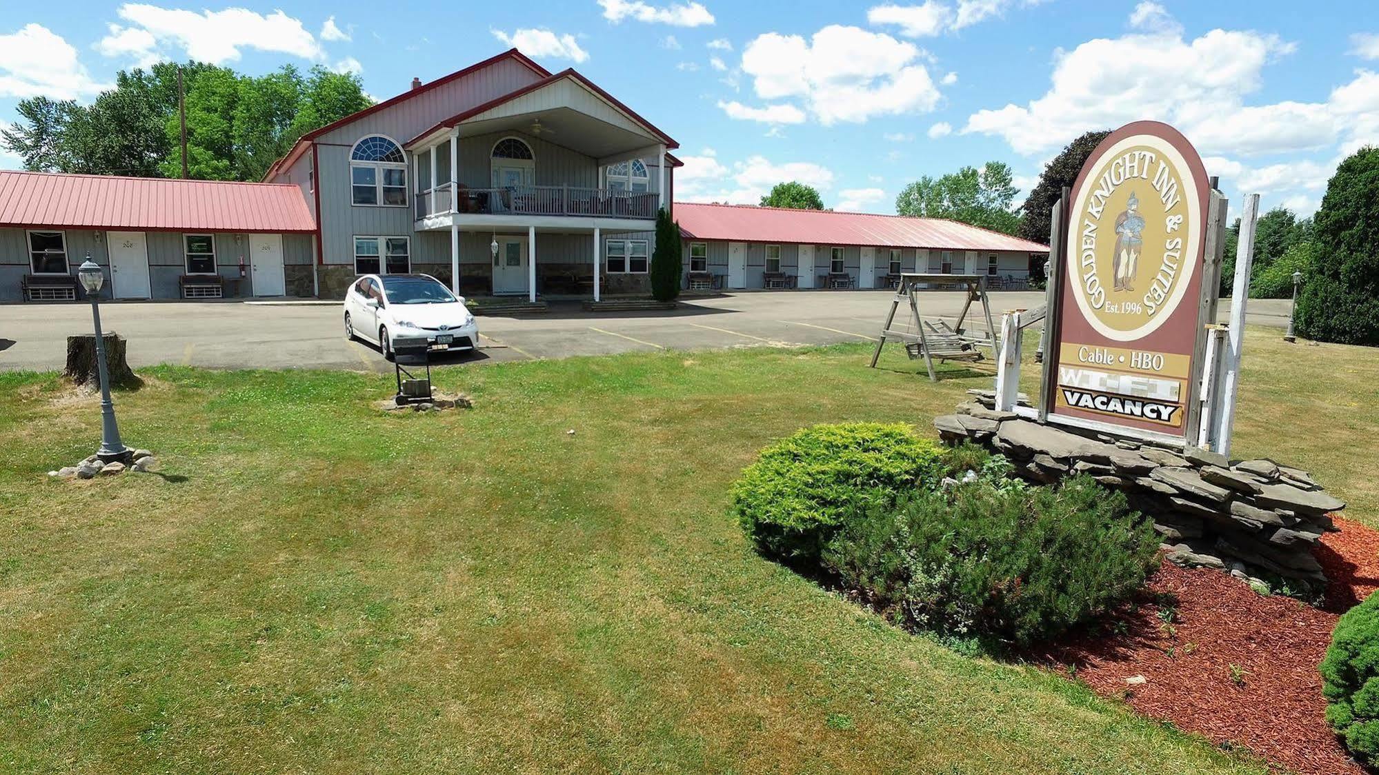 Golden Knight Inn And Suites Rock Stream Esterno foto