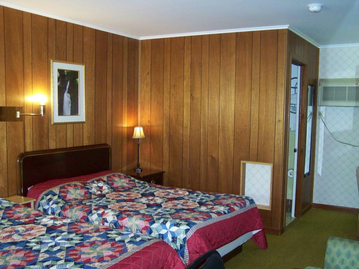 Golden Knight Inn And Suites Rock Stream Esterno foto