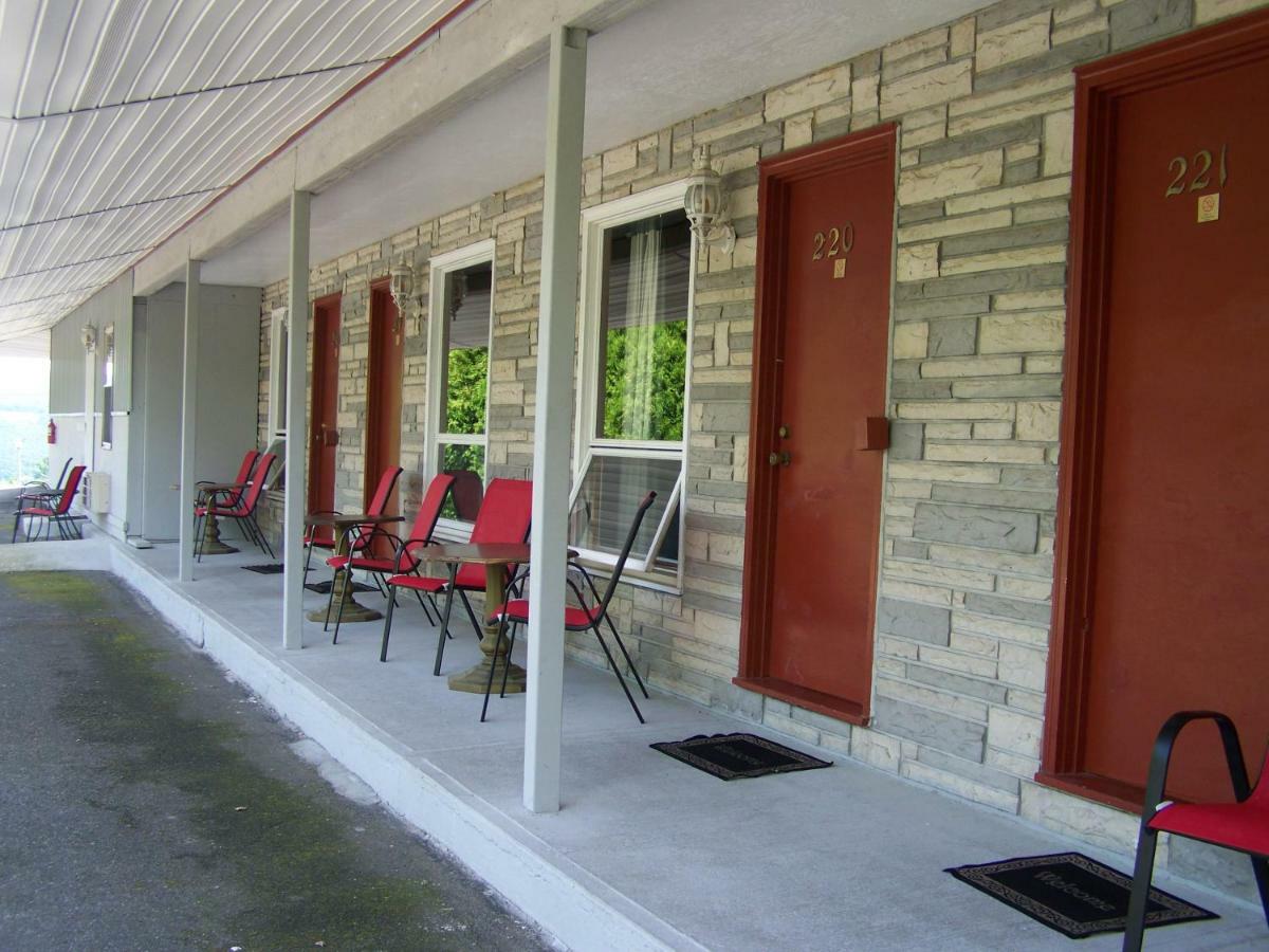 Golden Knight Inn And Suites Rock Stream Esterno foto