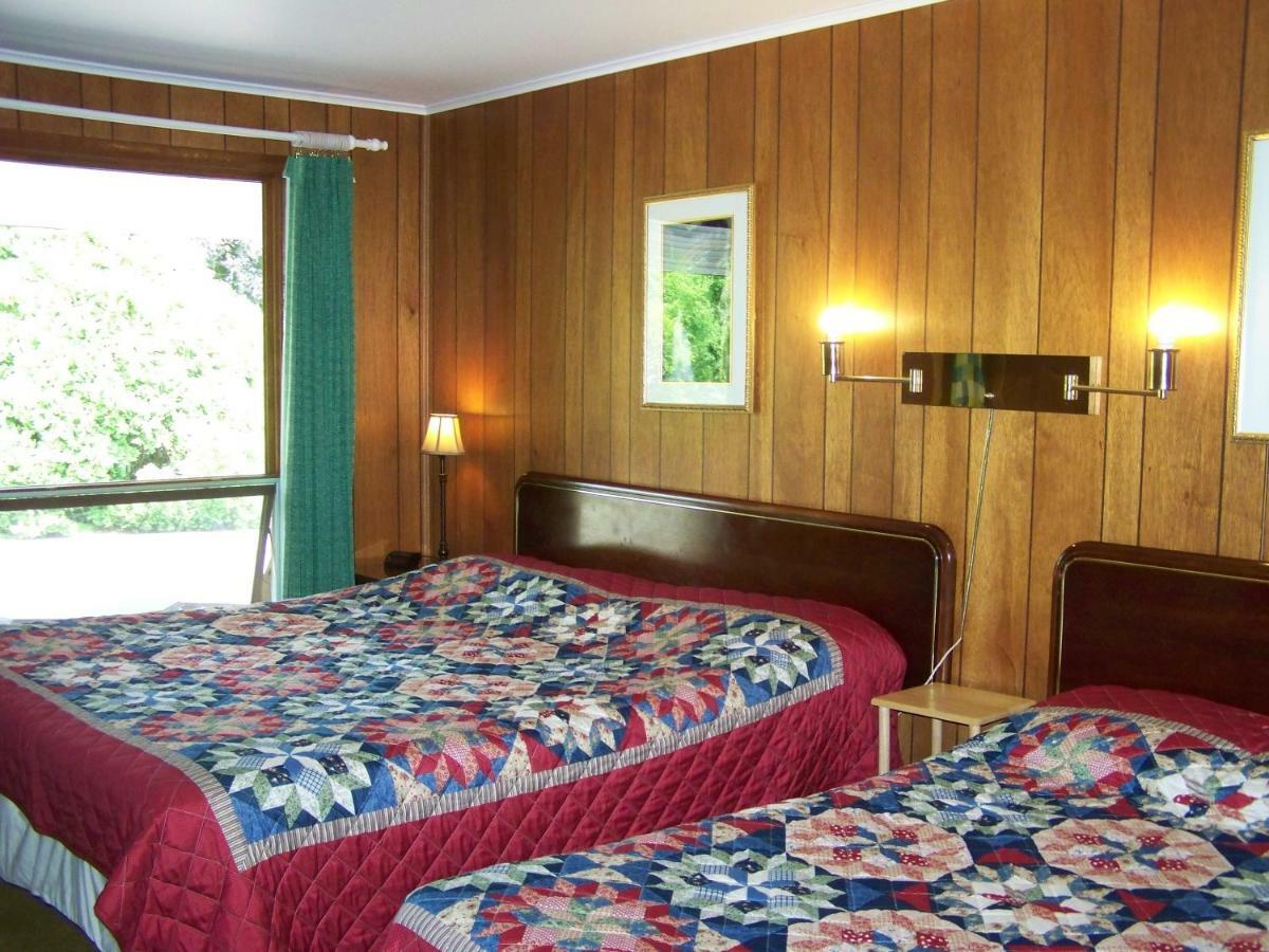 Golden Knight Inn And Suites Rock Stream Esterno foto