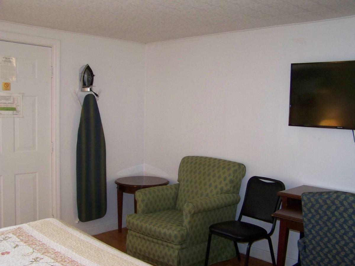 Golden Knight Inn And Suites Rock Stream Esterno foto