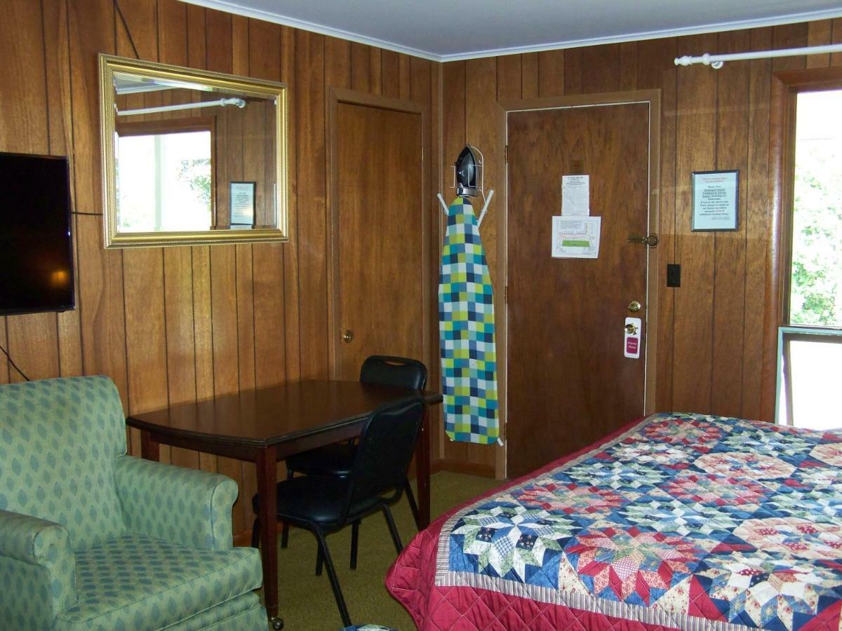 Golden Knight Inn And Suites Rock Stream Esterno foto