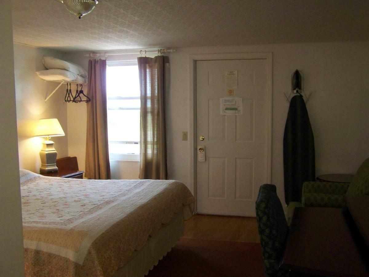 Golden Knight Inn And Suites Rock Stream Esterno foto