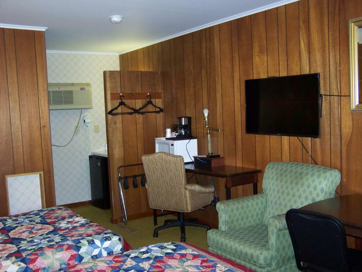 Golden Knight Inn And Suites Rock Stream Esterno foto