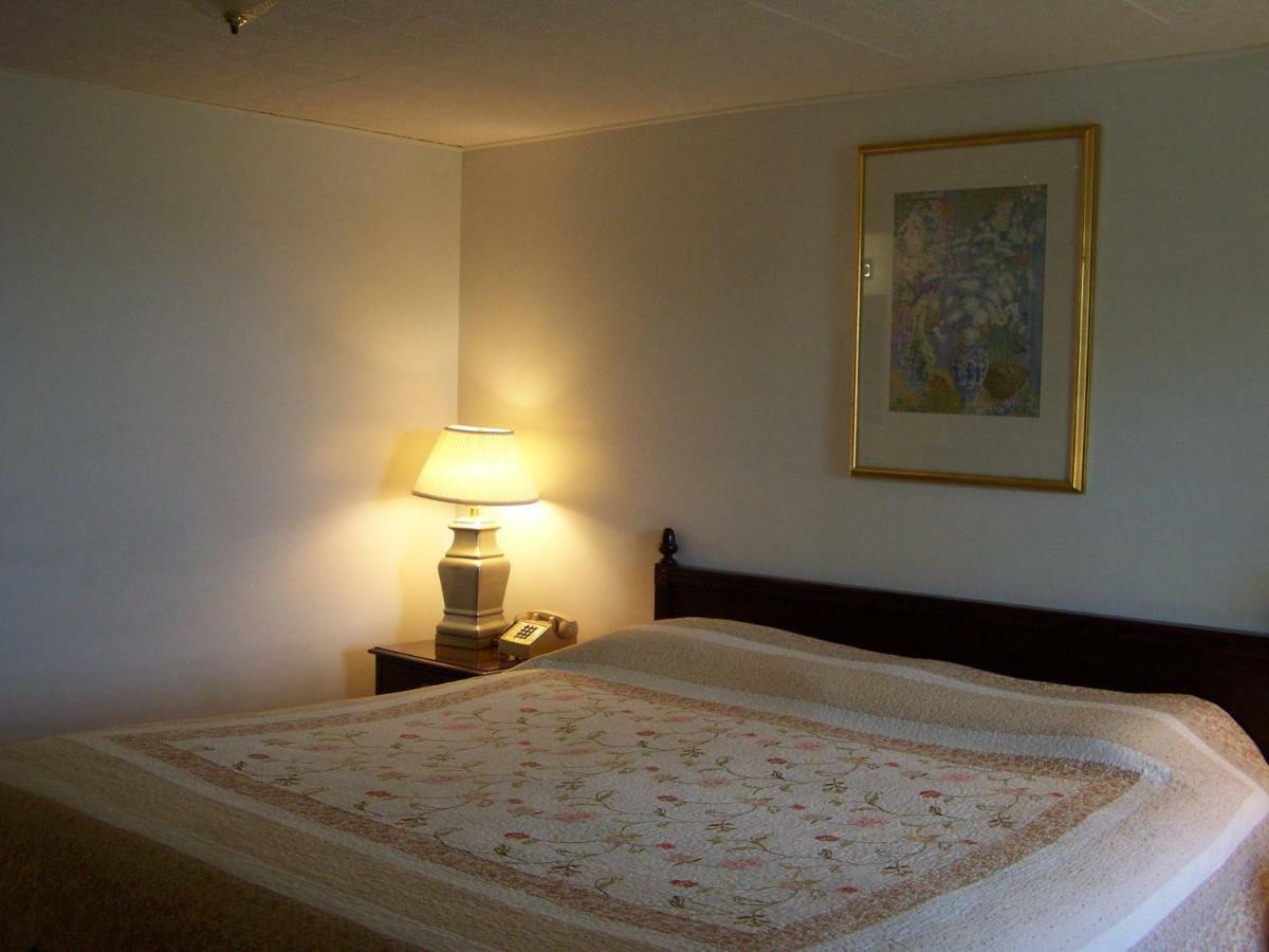 Golden Knight Inn And Suites Rock Stream Esterno foto