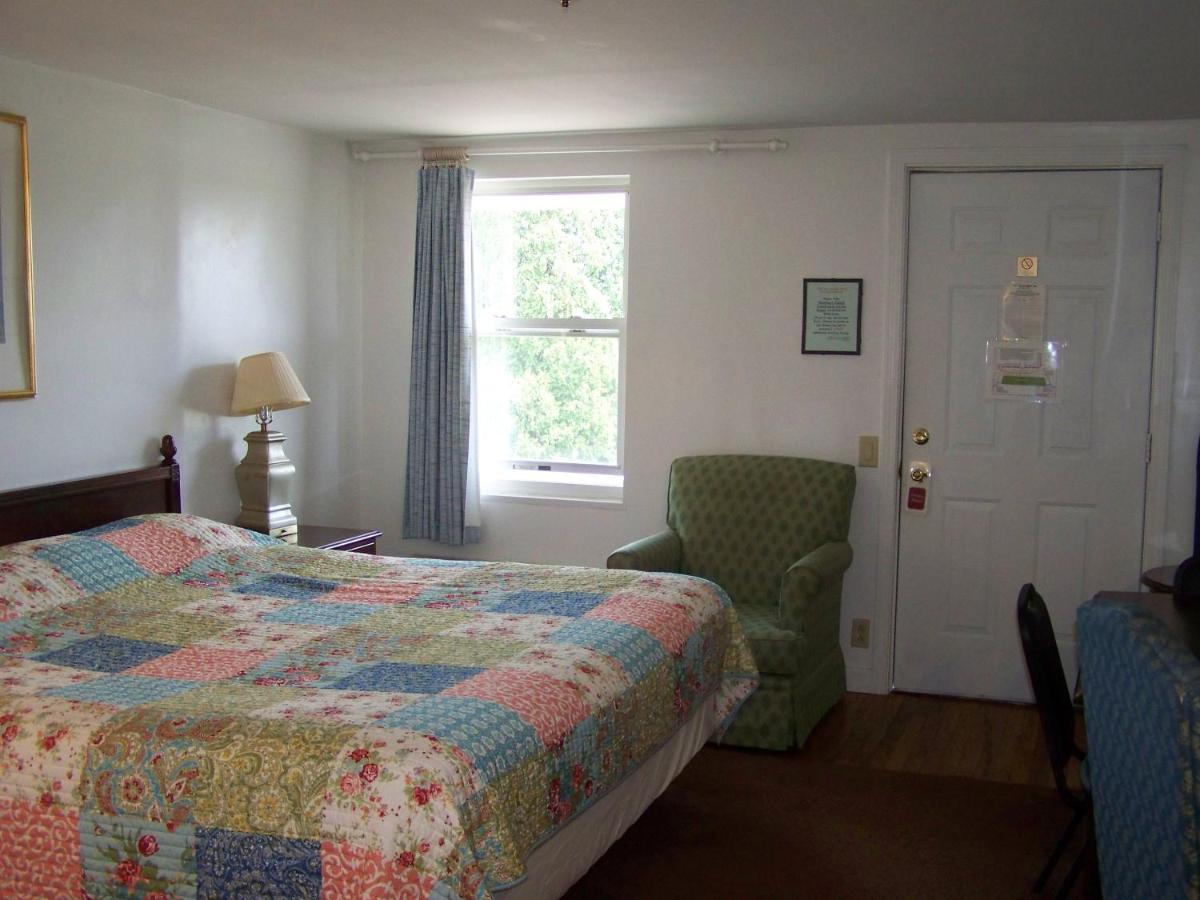 Golden Knight Inn And Suites Rock Stream Esterno foto
